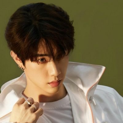 Un día vi a un hermoso hombre en Just Right y caí enamorada de el.
Mark Biased
•Vip•Ahgase•