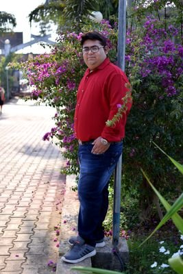 तालीम इंजीनियरिंग की,पेशे से बैंकर ,दिल से कवि