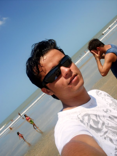 A amizade melhora a felicidade e diminui a tristeza, porque através do amigo, duplicam-se as alegrias e se dividem os problemas.