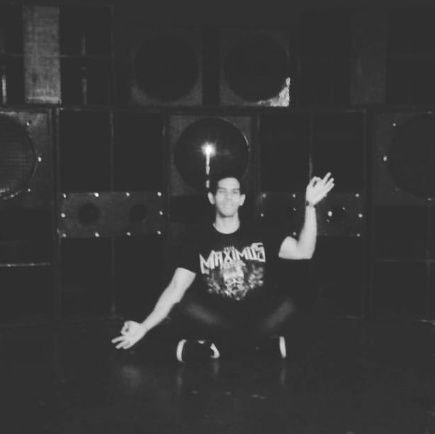 Rafamoth1's profile picture. Numa época em que as religiões tradicionais estão sobre o fogo da ciência. Não é natural cobrir antigos Deuses e demônios com vestes científicas e chamá-lo de👽