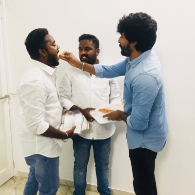 வாழ்கையில் வெற்றி பெற வேண்டுமானால் நல்ல நண்பர்கள் தேவை... வாழ்நாள் முழுவதும் வெற்றி பெற வேண்டுமானால் ஒரு எதிரியாவது தேவை....