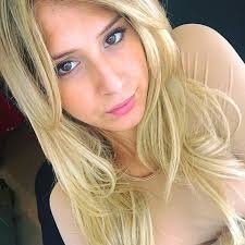 cc salut je me premone camille j ai 20 ans je suis a la recherche d une relation serieux si tu es vraiment intrese ajoute moi sur gmail voici mon adresse camill