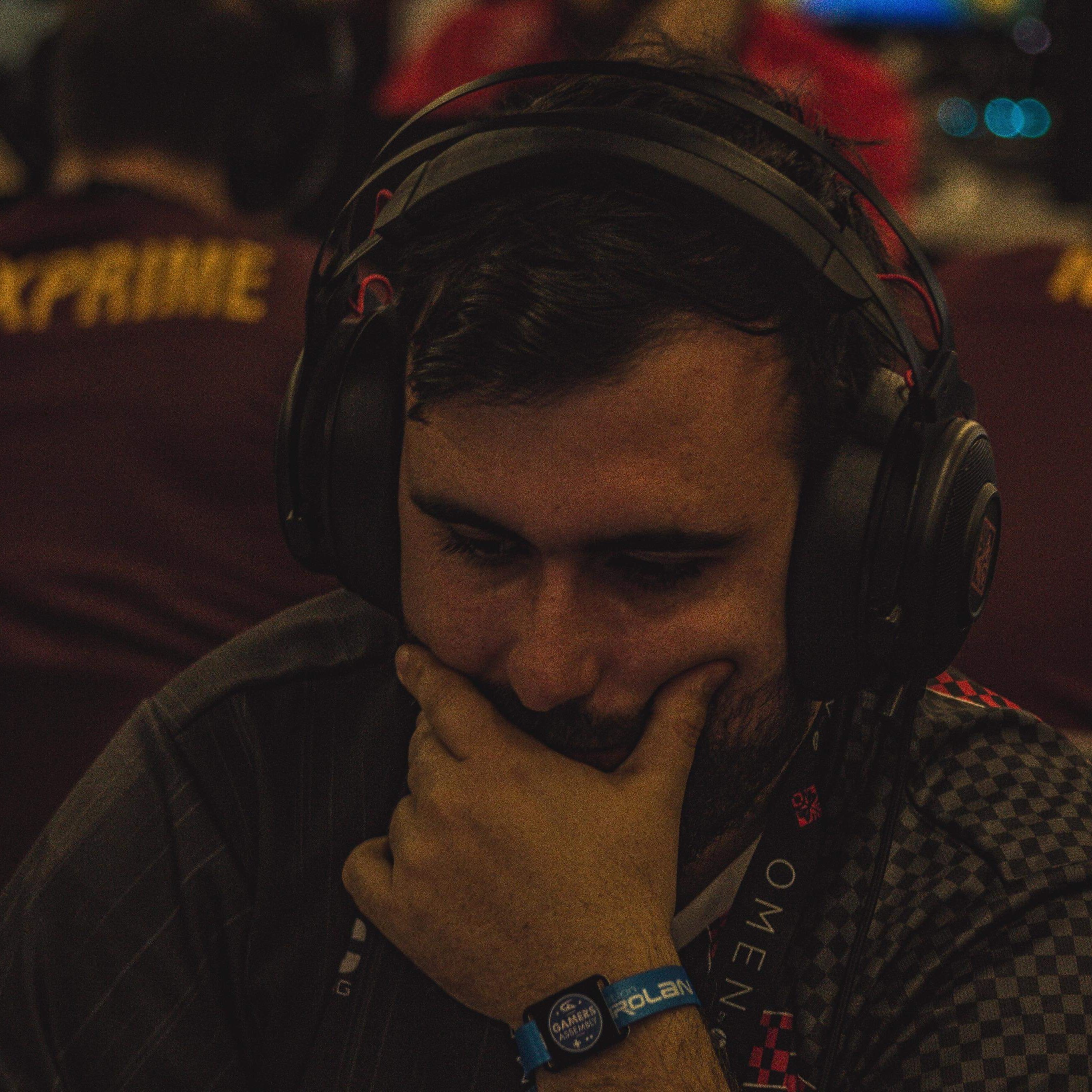 Bonjour je suis joueur pour l'équipe @orKsGP , vainqueur du side event des #HCTAmsterdam et vainqueur de @AtlanticLan17 de 2017. Coach au sein de @GamerCoachFR.