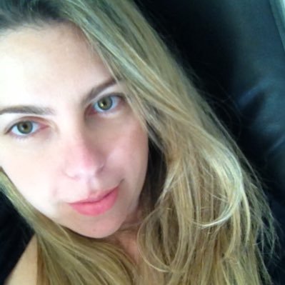 Me debruço sobre as palavras. Apaixonada por viagens, café da manhã de hotel e livrarias pelo mundo.