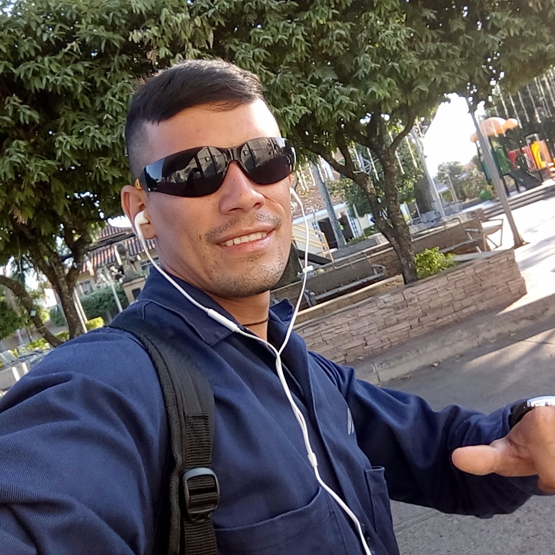 ROBINSONPARED19's profile picture. ji