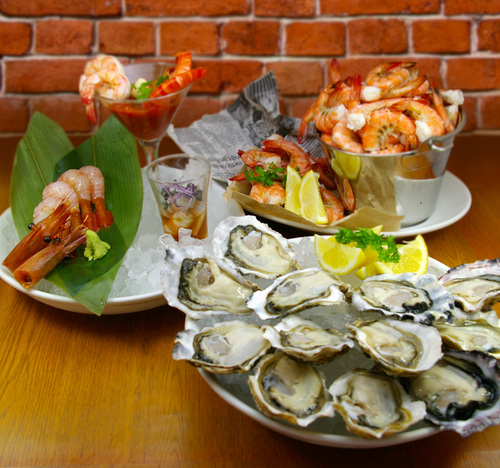 シュリンプ＆オイスターバー赤坂サカス店です！
　　　　　　　　　　　　　　　　　　　　　　　新鮮な牡蠣とお酒で楽しい時間をお過ごしください。