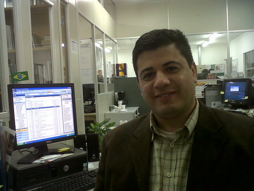 Sul Matogrossense de Dourados. Catarinense e Joinvillense por opcao. Tenho 40 anos, casado e um filho. Administrador e trabalho no Jornal A Noticia.