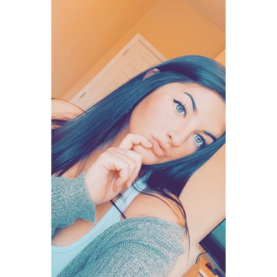 Elizabe03119933's profile picture. Simple