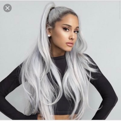 Ariana Grande wurde 1993 als Tochter von Nachkommen italienischer Einwanderer in Boca Raton im US-Bundesstaat Florida geboren, Grande hat Gesang studiert.