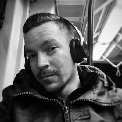 EzustszegiZ's profile picture. 