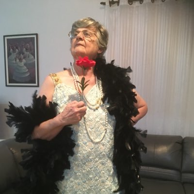 dinapopoleta's profile picture. 