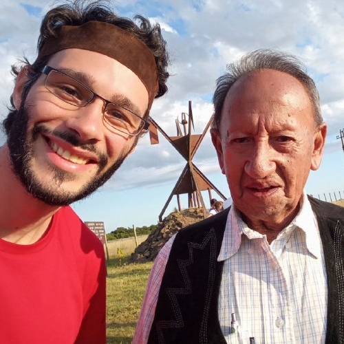 Charrúa, Indígena. Socialista pachamámico. Aficionado a los Himnos Nacionales. Estudiante de RR.II. e Integración en la UNILA. Montevideano. Creyente Mesiánico.