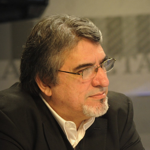 Juan Manuel Asis, ex periodista del diario La Gaceta, Tucumán. Observo, y si se me ocurre algo, escribo