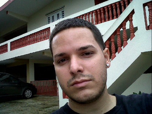 hola me llamo Edwin todos me dicen eddie tengo 24 años de edad. soy una persona muy amistoso, y amo a mi familia.