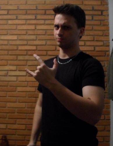 PAULISTA, um tanto eclético, Guitarrista/Baixista, Familia, Amigos, Lealdade, Honra e Orgulho estarão Sempre em meus Ideais durante a vida ! \o.  :D