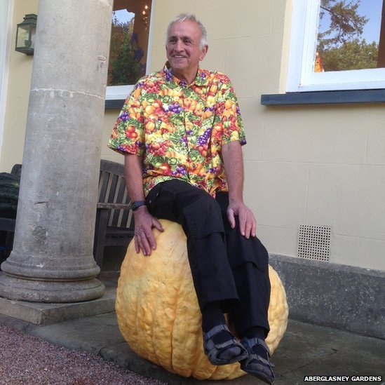 World record holder for growing giant vegetables. I live in Newport, South Wales. Gardening guru to Snoop Dogg.