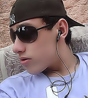 Sou assim, meio doido e psicótico, não falo nada com nada e nem sei o que estou fazendo aqui.