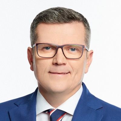 Poseł X kadencji, wcześniej szef klubu senackiego KO, ambasador, dziennikarz, historyk. Poznaniak