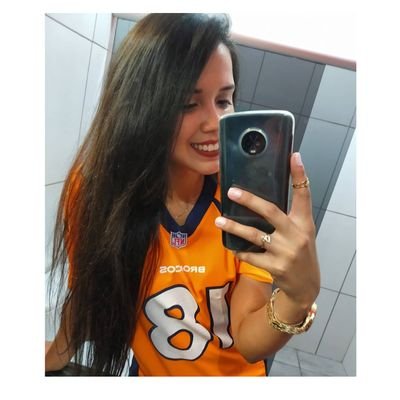 Corinthiana, maloqueira, sofredora, apaixonada por poker e pelo Broncos