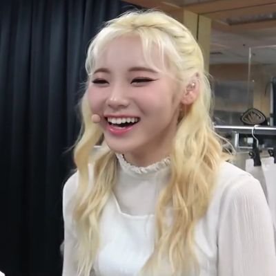 ○╮•. Low quality pics, gifs & loops of Loona .•╭○