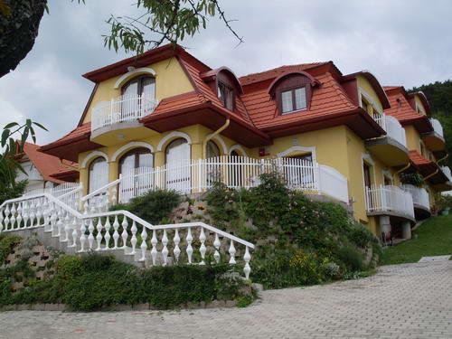 A Carmen Hotel festői környezetben fekszik Balatongyörök lankás oldalán, a Szépkilátó szomszédságában, a Balaton partjától pár száz méterre.