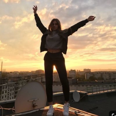 girl_frenchiiii's profile picture. I try to keep my head out of the water constantly, despite the swell of feelings that overwhelms me and overthrows me ♡