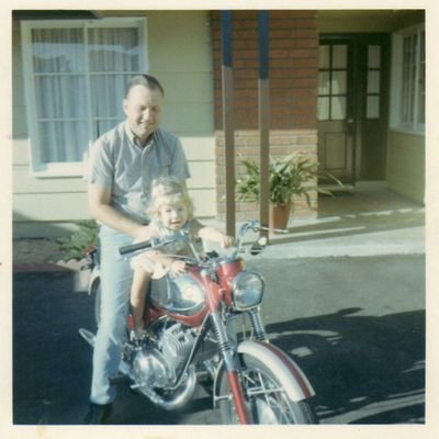 I'm a chocoholic n have a fondness for spicy foods in strange combinations. Yep, that's me n my Daddy on that motorcycle. 👍😍