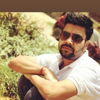 आप हमेशा इतने छोटे बनिये की
हर व्यक्ति आपके साथ बैठ सके,
और आप इतने बड़े बनिये की
आप जब उठे तो कोई बैठा न रहे।