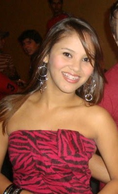 Faixa marrom de karatê, acadêmica em administração, nordestina do signo de escorpião, hiperativa, que ama sorvete&chocolate e já presenciou 17 primaveras... (: