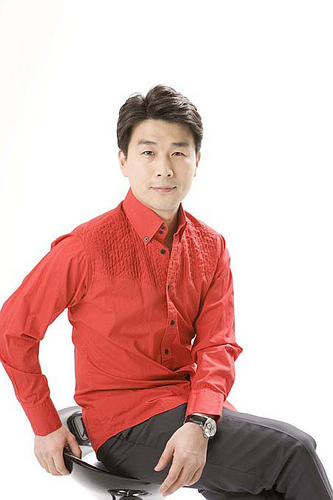 silverstar3272's profile picture. 이 남자가 말하는 법 (김영사)/
KBS 아나운서 1TV 주말 뉴스광장 앵커, 1R 세상의 모든 지식 /
소통력. 스피치. PT. 커뮤니케이션/
스피치 커뮤니케이션 박사 & 전문강사 / 팔로우 2000명 시 스피치 특강 2