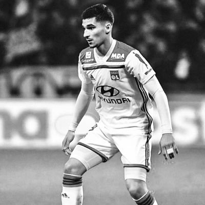 Éternel amoureux du ballon rond, de l’OL, des roulettes de Zidane, des crochet de Messi du coup de patte de Mr Ô Juninho, mais aussi et surtout de ta sœur. ♥️