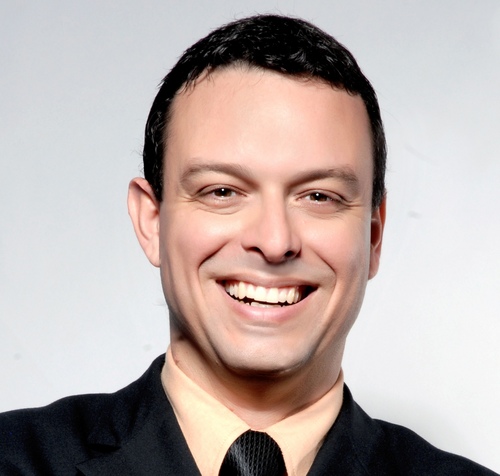 Empresário. Master Coach e Trainer. Especialista em Comportamento Humano e Liderança. Fundador da UM% - Referência em Gente e Especialista em Coaching