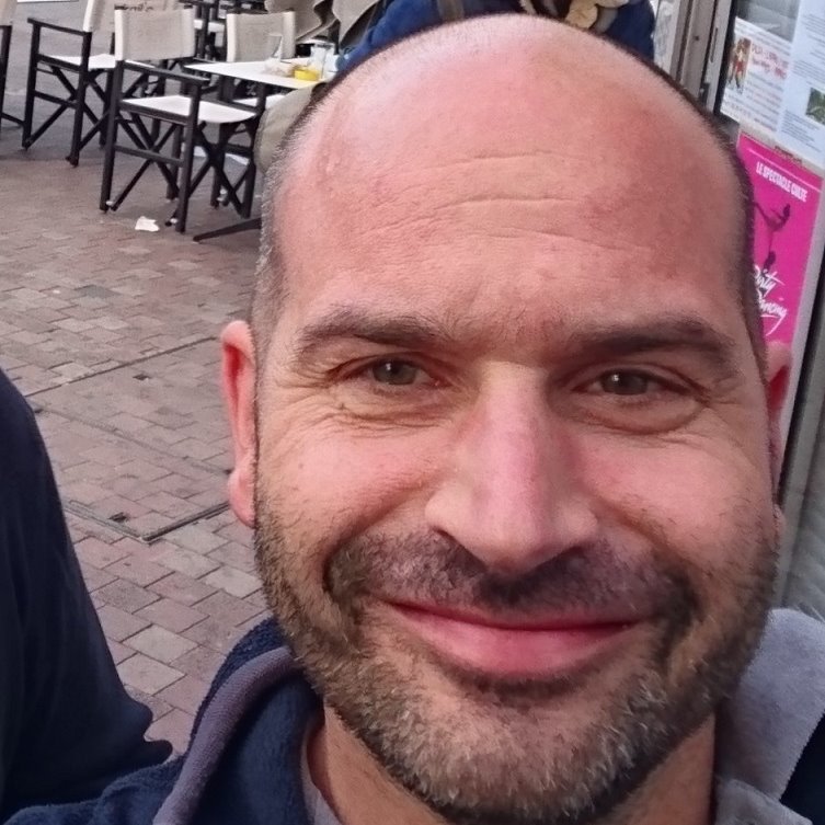 Ersatzteilverkäufer in der Automobilbranche, musikverrückt , FC Basel, Radfahrer, Radiohörer, Skifahrer, Serienjunkie, Zeitungsleser, F1 und MotoGP begeistert.