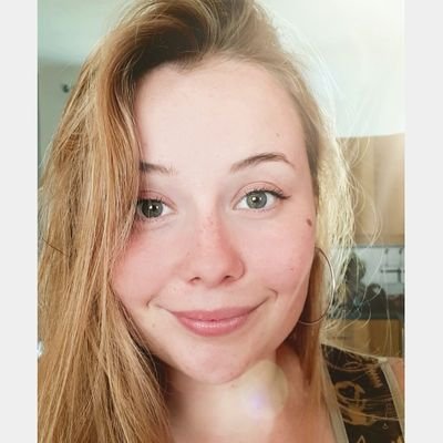 AnnaBurlot's profile picture. 💻 Front-end web developer 👱‍♀️ Also passionate about flamenco 💃, singing 🎶 and cycling 🚴‍♀️