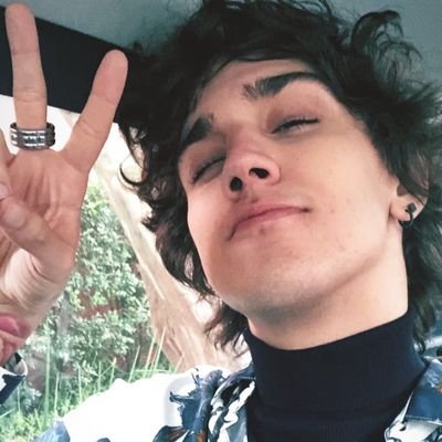 Porque la unica verdad es que somos nuestros recuerdos. Y cada uno de ellos, mejor o peor, te convierte en la persona que eres. 09/07/2016
fan account