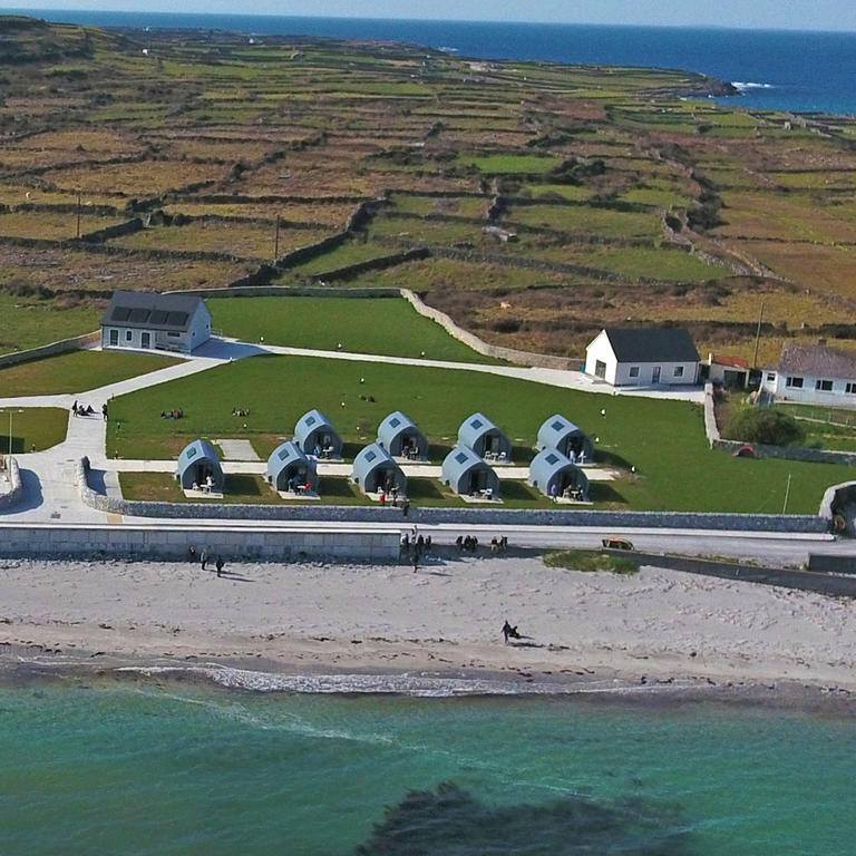 Aran Camping and Glamping is located on Frenchmans Beach overlooking Kilronan Harbour, on Inis Mór the largest of the three Aran Islands.
☎️ +353861895823