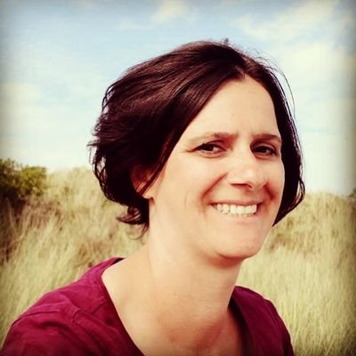 Tintenhain's profile picture. Die mit den Büchern tanzt

📰 https://t.co/wbNRSodNQ5 

#tsundoku #buchblog #rezensionen #lesekreis #blogger #buchclub