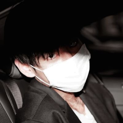 Fotógrafo surcoreano de 28 años, criado en un pequeño y solitario pueblo de Japón. Fiel amante a las tazas de café durante los amaneceres apacibles y frescos.