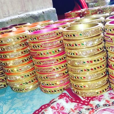 #BSbangles Business Account 🙏
Churiyo ki Bikreta ki jati hai hamare yahan
churi Banayi bhi jati hai  Contacte no. 9521468975