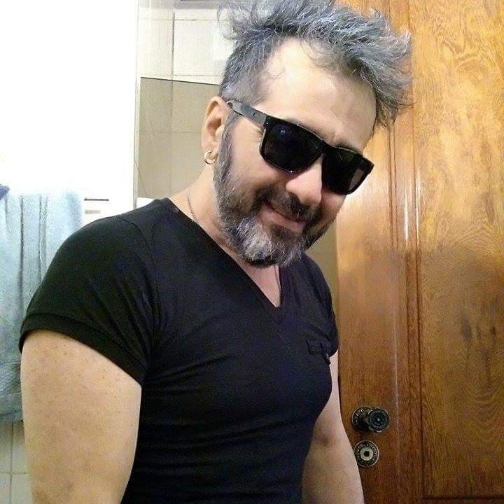 em construção
Silvio Guerreiro (um pouco de this Nordeste)
O cantor, compositor, em 1992, começou o seu trabalho na sua cidade de origem Maragojipe-Bahia.