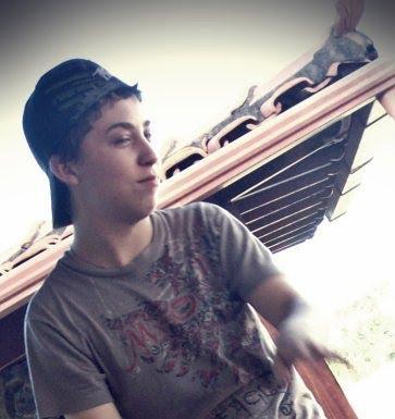 um menino de 15 anos muito simpático,divertido,
meio estourado,muito eclético curto todas as musicas,e so eternamente fã da Restart e do Luan Santana *-* .
