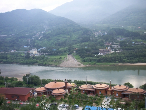 mhland's profile picture. 섬진강자락 화개장터와 남도대교인근.광양의 명소,,영화 애자의 촬영지로서 팬션정상의 일출 일몰은 환상적!