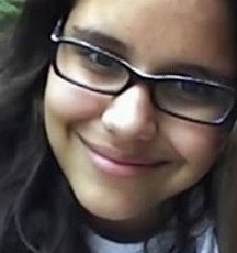 Carioca, chata, pisciana, blogueira, atriz, faladeira, leitora, amo pipoca, brigadeiro, meus amigos e amo viver. E sou twitteira.