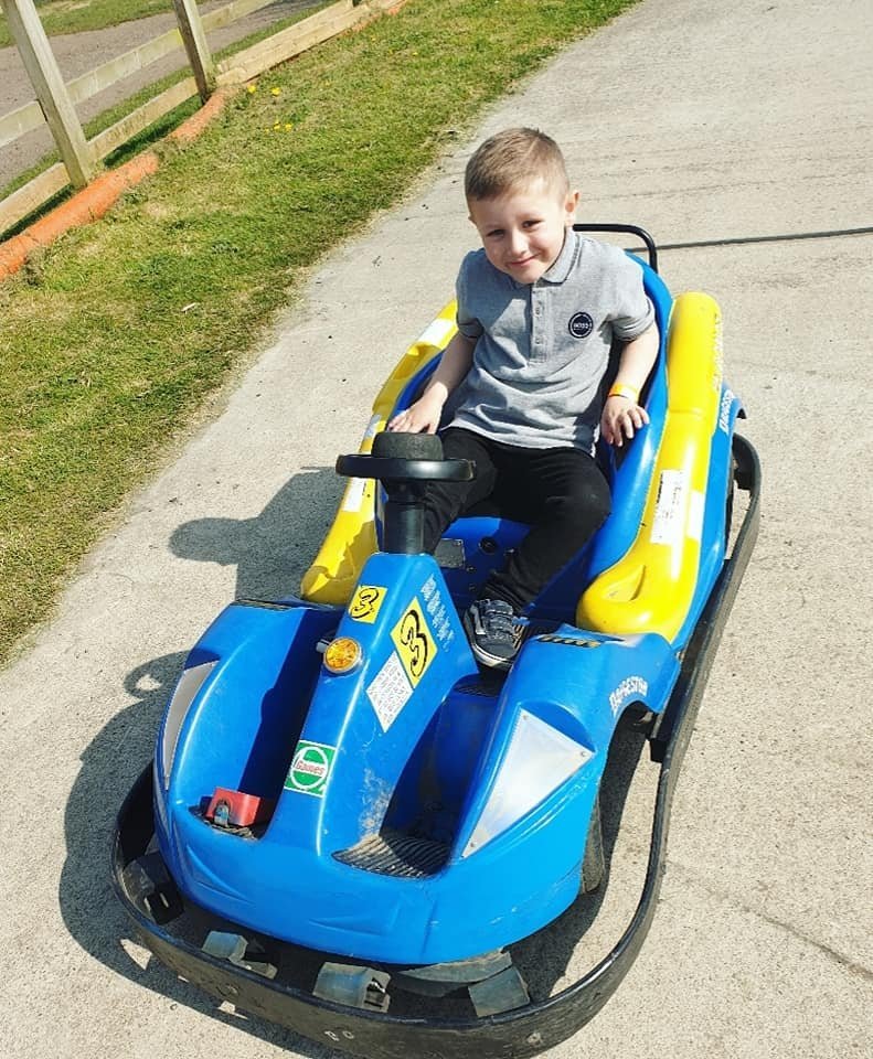 sandram28763782's profile picture. im sandra from sunderland and im fat as fcuk gorra slight hump and have baldygums ...i have a face like a bashed in boot and hairy thumb toes x