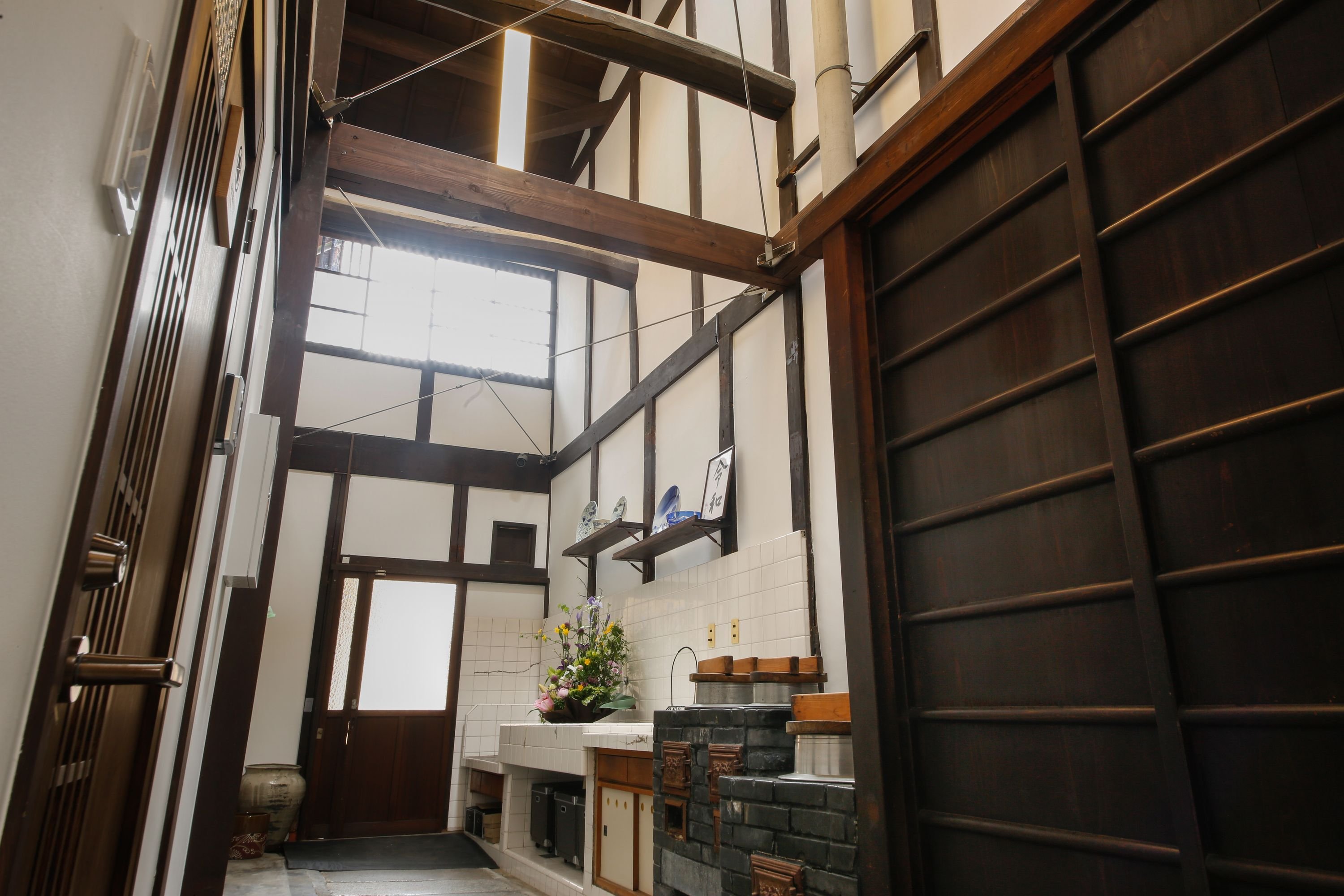 京町屋カルテを取得した3棟の温泉付き貸切京町家。
朝お部屋食☆地下鉄四条駅徒歩7分/宿横P1台(有料)
姉妹館:城崎温泉お宿白山、花まんだら @oyadohakusan 竹田城の麓町屋はな亭@takeda_terakoya
京都と但馬情報をスタッフが発信中♪ TEL:075-744-1764