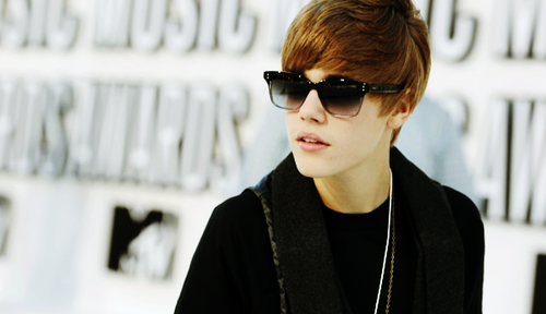 I love Jbieber,taylor S,selena G,Miley C,Demi L,Cody s ,  and the Jonas Brothers
