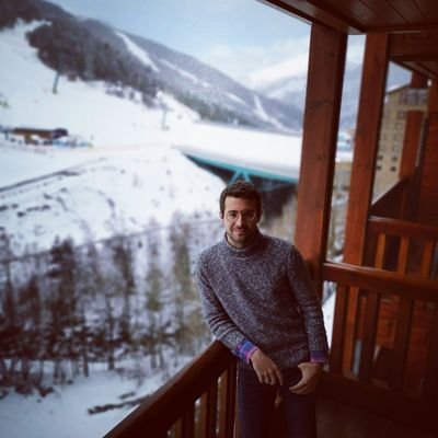 MarcVeOl's profile picture. Graduat en Física i Matemàtiques a la Universitat de Barcelona. Treballant per amor al arte, i per poder anar a sopar, bàsicament pels sopars.