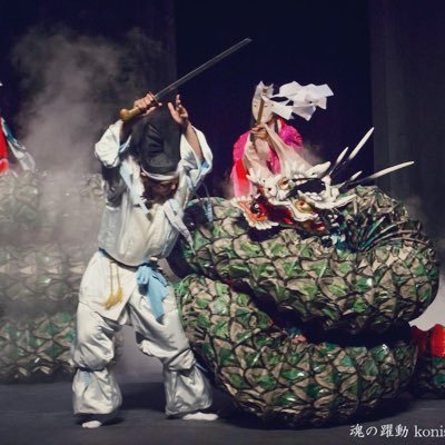 有田神楽団の正確な起源は定かではありませんが、北広島町の南東部一帯の神社に奉仕している神職井上家に伝わる古文書の中に1588年霜月の奥書にある「荒平の舞詞」と言う神楽台本があります。この神楽台本からして恐らく戦国時代末期頃には、有田八幡神社を中心とした今日の有田神楽が演舞されたものとおもわれます。