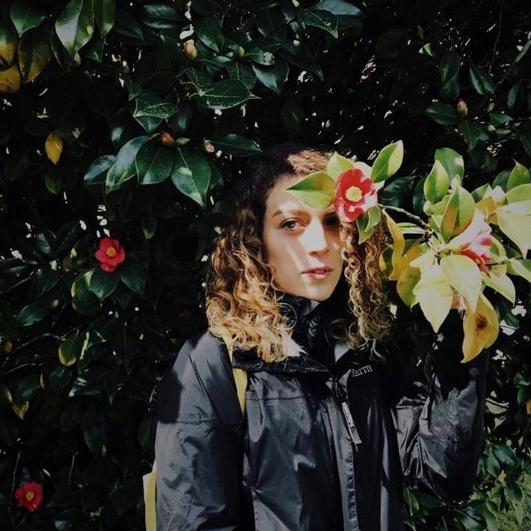 A veces diseñadora, a veces fotógrafa. Estudiante de Teología ✝️