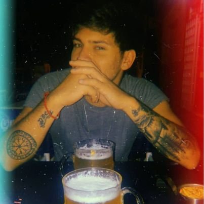 AlexanderruizAr's profile picture. La vida se acuesta a mi lado y con ella me empiezo a reír